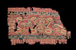 Frammento di tirāz con iscrizione, Egitto fatimide, sec. XI, arazzo a stacco; lana, lino