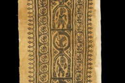 Frammento di clavus, Egitto, cultura copta, sec. V – VI D.C. Arazzo a stacco e navetta volante; lana