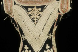 Costume tradizionale yemenita – Thob, Yemen (regione Tihama), sec. XX. Raso di cotone ricamato; integrazione di stoffe in seta operata e unita; passamaneria a telaio; cotone, argento lamellare; Cordoncini; cotone, argento lamellare.