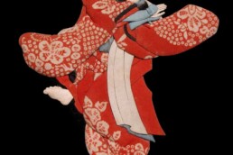 Bambola oshie, Giappone, dinastia Edo (1603-1868) periodo tardo. Crespo di seta (chirimen) tinto a riserva (kanoko shibori), Lampasso lanciato (nishiki); seta, oro cartaceo; tempera su taffetas.