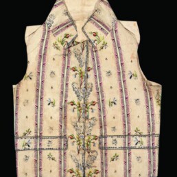 Gilet, Francia 1795-1805, Pékin a tre armature ed effetti liserés; seta; fodera in tela di lino; ricamo in sete policrome e paillettes d’argento.