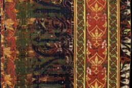 Frammento di tessuto con iscrizione, Spagna, secoli XIV-XV, fine-inizio, Lampasso lanciato; seta.