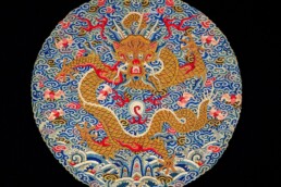 Medaglione con drago, Cina, dianstia Qing (1644-1911). Kesi; seta, oro cartaceo.