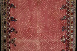 Velo di nozze (doshalo), India (Rajasthan), sec. XIX, ultimo quarto. Tela di cotone tie and dye ricamata; punto lanciato, punto catenella in seta, applicazione di specchi, vetro