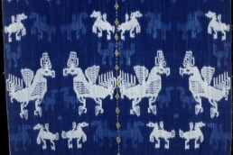 Pannello (hinggi), Sumba (Indonesia), sec. XX, metà. Ikat di tela di cotone lanciata