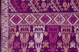 Tessuto per abbigliamento tradizionale Sarong, Indonesia, sec. XX, prima metà. Taffetas broccato; seta, cotone.