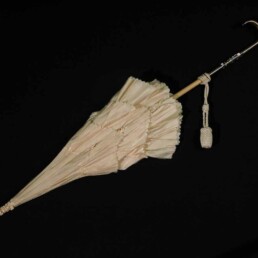 Ombrello femminile, Manifattura Giovanni Gilardini Firenze, secc. XIX-XX fine/inizio. Taffetas di seta, cordone di seta, argento, vetro, legno naturale e dipinto.