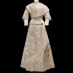 Abito da sposa con scialle di Maria Carmela Centineo, Sartoria palermitana, 1912, Tessuto Jacquard ad effetto damascato; seta, Merletto meccanico; cotone.
