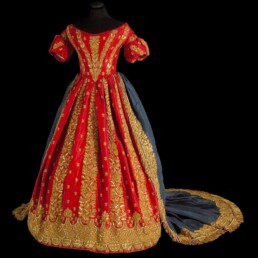 Abito di corte, Napoli 1848 ca. Gros de Tours; seta. Ricamo a punto passato in canutiglia, oro filato, oro lamellare; applicazione di paillettes dorate.