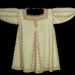 Camicia femminile, Italia, sec. XVI, seconda metà, Tela; lino. Ricamo; seta. Merletto a fuselli; lino.
