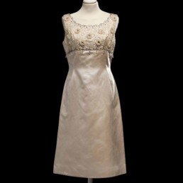 Abito da cerimonia, Sartoria italiana, 1966/68, Raso; seta. Ricamo ad ago; perle e pendenti in plastica.